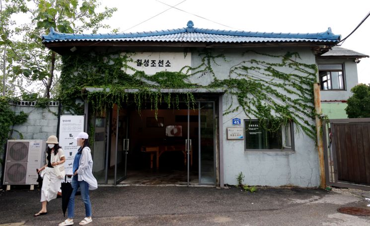 [조용준의 여행만리]70년 역사 쇠락한 조선소 속초의 '핫플' 카페가 되다