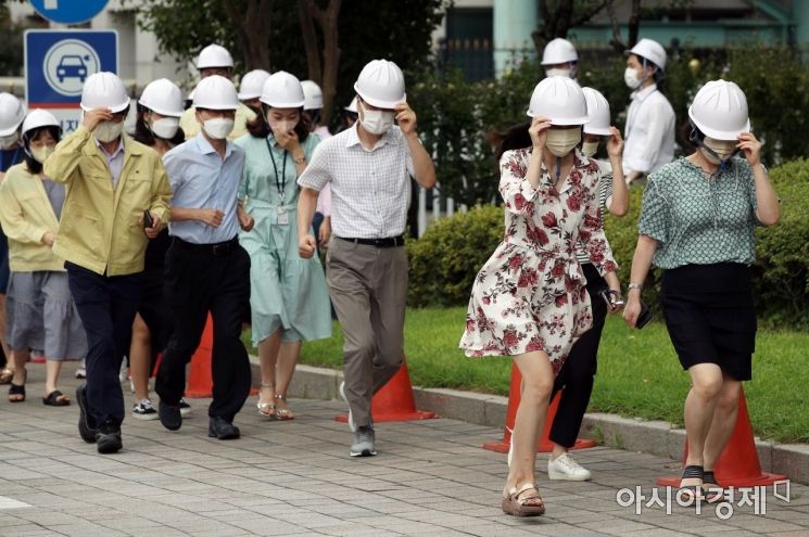 지난해 8월24일 서울 종로구 정부서울청사에서 공무원들이 민방공 대피훈련을 하고 있다./김현민 기자 kimhyun81@