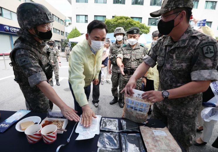 [포토]최호권 영등포구청장, 을지연습 상황실 찾아 근무자 격려