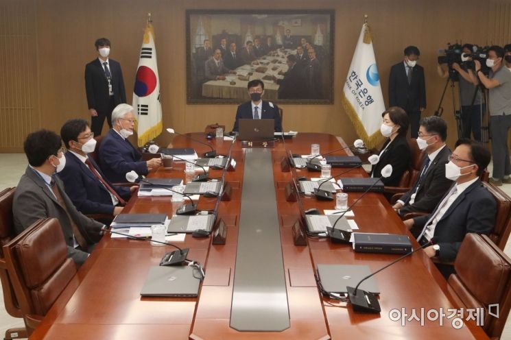 이창용 한국은행 총재가 25일 서울 중구 한국은행에서 열린 금융통화위원회 정기회의를 주재하고 있다. /사진공동취재단