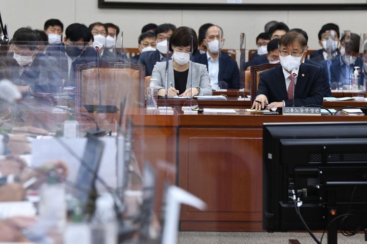 이정식 고용노동부 장관이 지난 3일 서울 여의도 국회에서 열린 환경노동위원회 전체회의에서 의원 질의에 답변하고 있다. [이미지출처=연합뉴스]