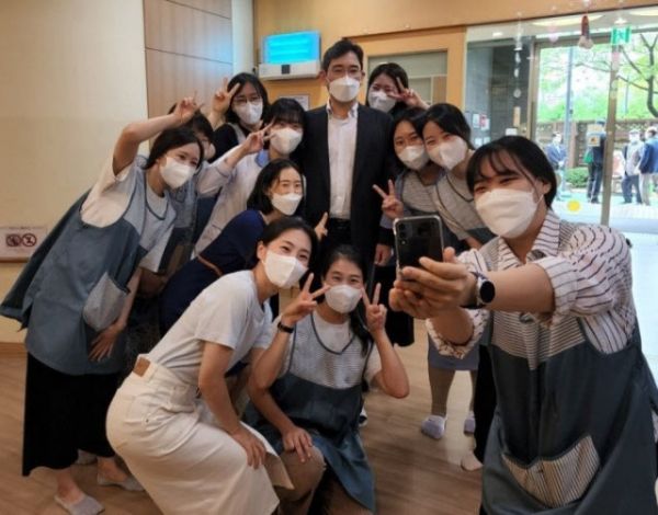 이재용 삼성전자 부회장이 24일 서울 강동구 상일동 삼성엔지니어링 글로벌엔지니어링센터(GEC)를 방문해 직원들과 사진 촬영을 하고 있다. [사진=삼성엔지니어링 직원 SNS]