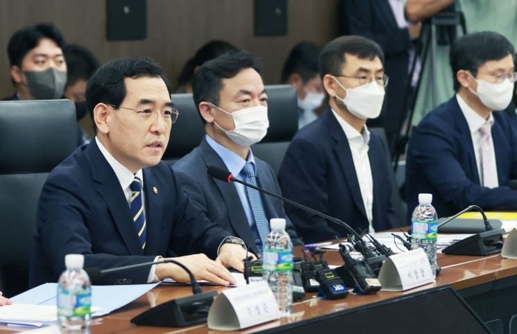 이창양 산업통상자원부 장관(왼쪽)은 25일 서울 대한상공회의소에서 미국 인플레이션 감축법(IRA) 관련 반도체·전기차 업계 간담회를 진행했다. 이 장관은 "미국에 인플레이션 감축법의 통상 규범 위배 가능성을 지속적으로 제기할 것"이라며 "유럽연합(EU), 일본 등 유사 입장국과 협력해 공동 대응방안을 강구하겠다"고 말했다. [사진제공 = 산업통상자원부]