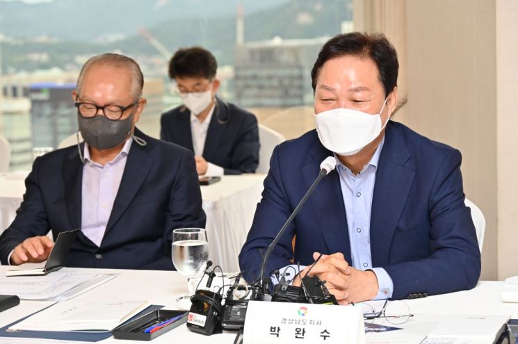 경남 투자유치 자문위원회 발족식에서 박완수 경남도지사가 위원회 운영 등에 관해 말하고 있다.