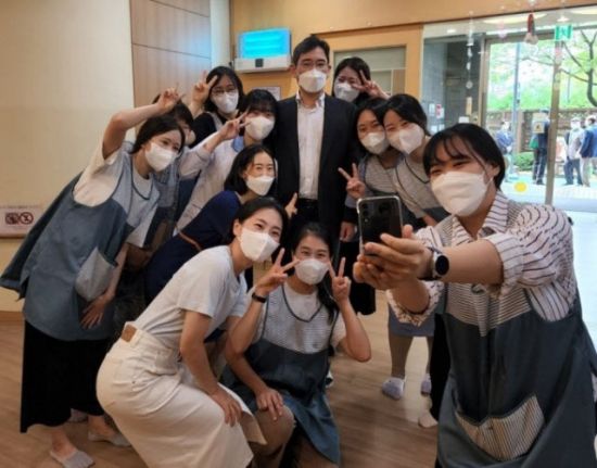 이재용 삼성전자 부회장이 24일 서울 강동구 상일동 삼성엔지니어링 글로벌엔지니어링센터(GEC)를 방문해 직원들과 사진 촬영을 하고 있다. [사진=삼성엔지니어링 직원 SNS]