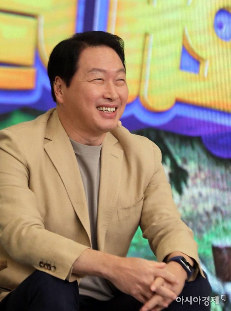 최태원 SK회장이 25일 열린 '이천포럼 2022' 마무리 세션에서 임직원들과 ESG 경영을 강화하는 방안에 대해 이야기를 하고 있다.