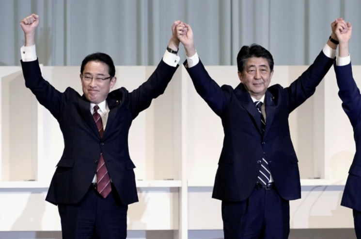 기시다 후미오(왼쪽) 총리와 아베 신조 전 총리(오른쪽). (이미지 출처=AP)·연합뉴스