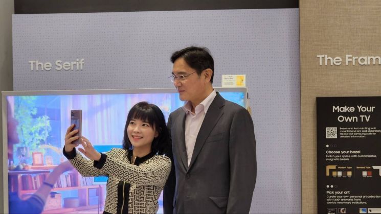 이재용 삼성전자 부회장이 MZ세대(1980~2000년대 출생) 직원과 함께 사진을 찍는 모습.(사진제공=삼성전자)