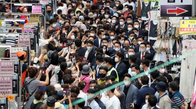 대구서문시장 찾은 尹 "전통시장 찾으면 민심 유리되지 않게 국정운영"