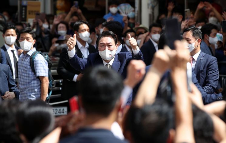 대구서문시장 찾은 尹 "전통시장 찾으면 민심 유리되지 않게 국정운영"