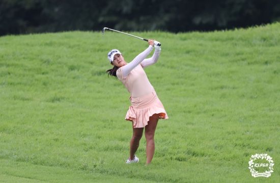 김지현이 한화클래식 2라운드 8번홀에서 아이언 샷을 하고 있다. 사진제공=KLPGA