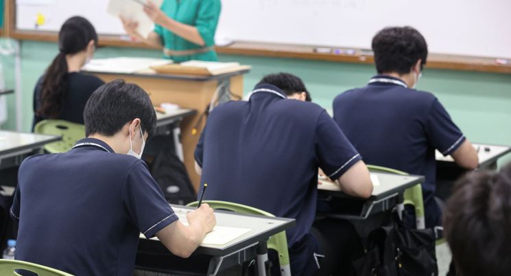 서울 송파구의 한 고등학교에서 학생들이 모의고사를 보고 있다. 사진은 기사와 직접적인 관련이 없음. [이미지출처=연합뉴스]