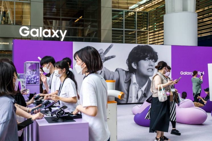 지난 27일 일본 도쿄 미드타운 캐노피 스퀘어에서 진행 중인 '갤럭시 X BTS' 특별 체험 이벤트 현장에서 현지 소비자들이 '갤럭시 Z 플립4'와 '갤럭시 Z 폴드4'를 체험하고 있다. 사진=삼성전자