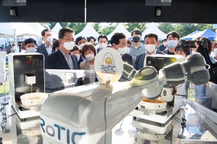 라면을 테마로 한 이색축제의 장, ‘2022년 구미라면 캠핑페스티벌’ 라봇(라면끓여주는 로봇) 모습.