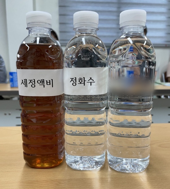 (왼쪽부터) 제주양돈농협 가축분뇨 공동자원화공장에서 처리된 세정액비, 정화수, 시중에서 판매되고 있는 생수. 세정액비는 퇴비 대용으로, 정화수는 인근 농가 및 공장·골프장, 조경수, 청소수 등으로 활용된다.