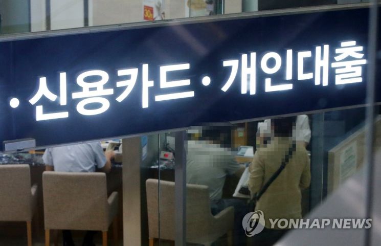 이창용 한국은행 총재는 미국보다 금리 인상을 먼저 종료하기는 어렵다고 밝혔다. 인플레이션이 꺾일 때까지 금리 인상을 지속할 수 밖에 없다는 의미로 해석된다. [이미지출처=연합뉴스]