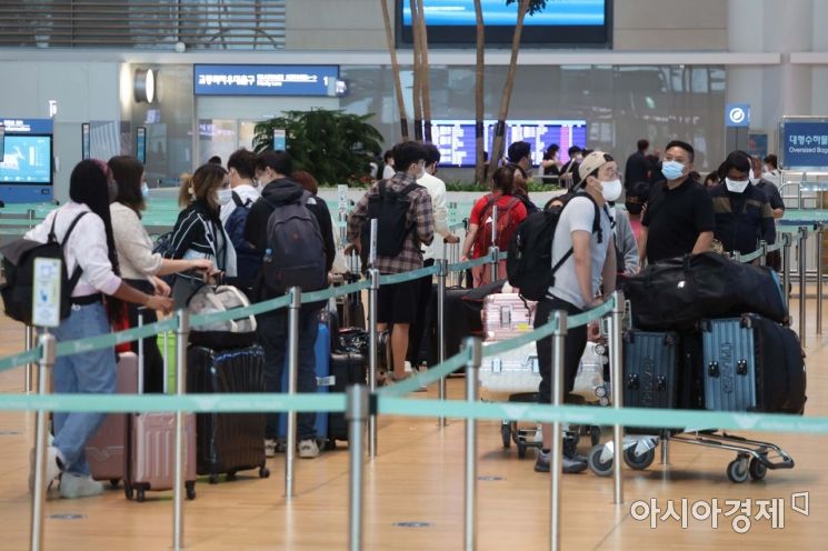 29일 인천국제공항 제2여객터미널 출국장이 이용객들로 붐비고 있다. /문호남 기자 munonam@