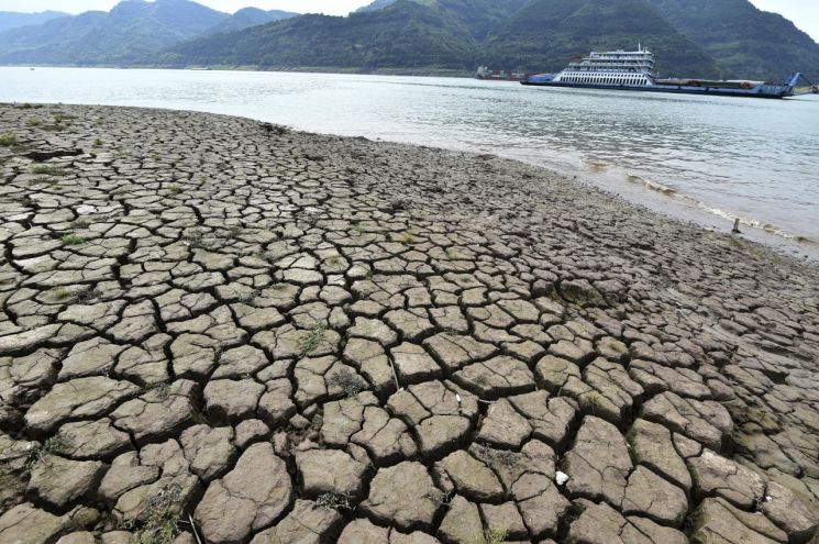 올해 중국 남부 지역은 극심한 폭염과 가뭄을 겪었다. 중국 최대 담수호인 장시성 포양호 수역 면적은 638㎢로 줄어들어 3개월 전 수역 면적과 비교해 80% 정도가 감소했다. 사진=연합뉴스