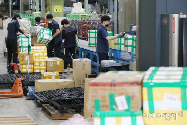 [포토]추석 앞두고 바쁜 세관 특송물류센터 