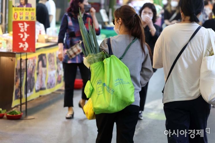 서울 마포구 망원시장에서 시민들이 장을 보고 있다. [이미지출처=아시아경제DB]