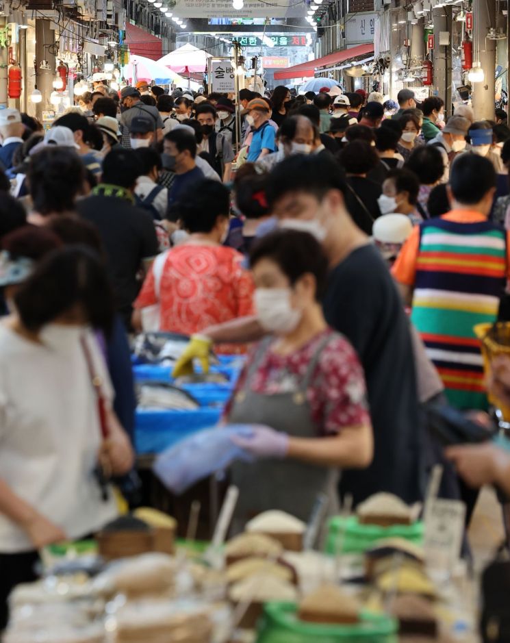 정부, 넉 달 연속 "경기둔화 우려"…물가·수출 걱정에, 커지는 경고음