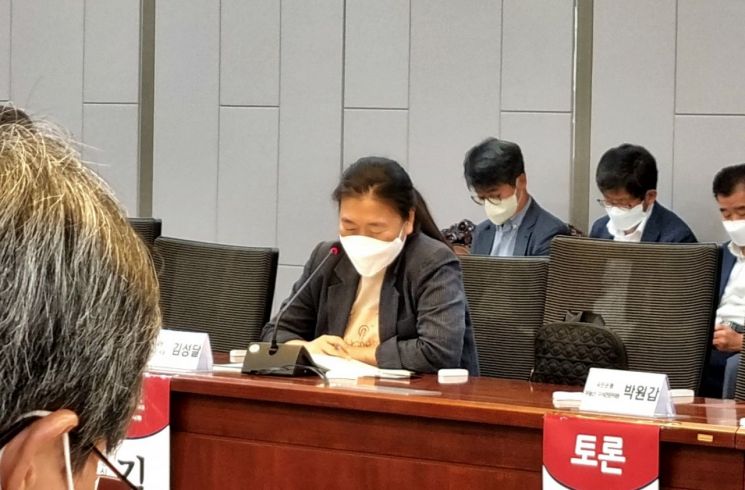 29일 오전 ‘분양원가 공개와 서민주거안정’ 토론회에서 김성달 경제정의실천시민연합 정책국장이 발언을 이어나가고 있다/사진=황서율 기자