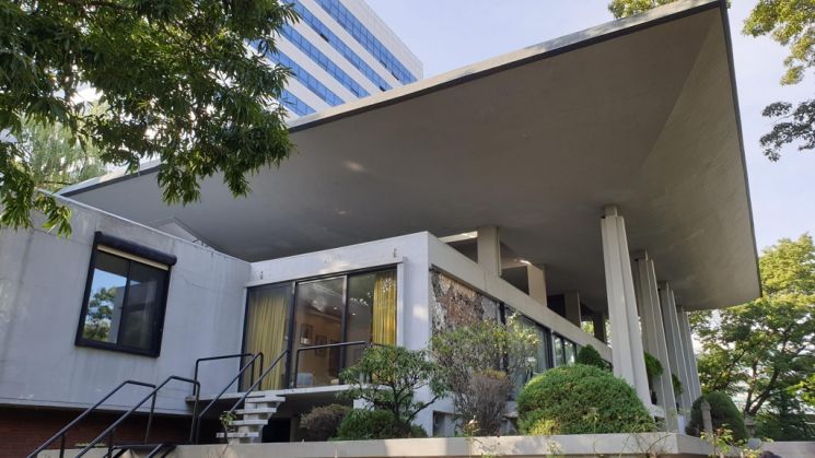 40살 남산 힐튼호텔…'철거냐 보존이냐' 기로에 서다