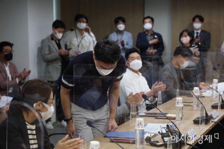 이복현 금융감독원장이 30일 서울 마포구 프로트원에서 열린 빅테크·핀테크 업계 간담회에서 인사를 하고 있다. /문호남 기자 munonam@