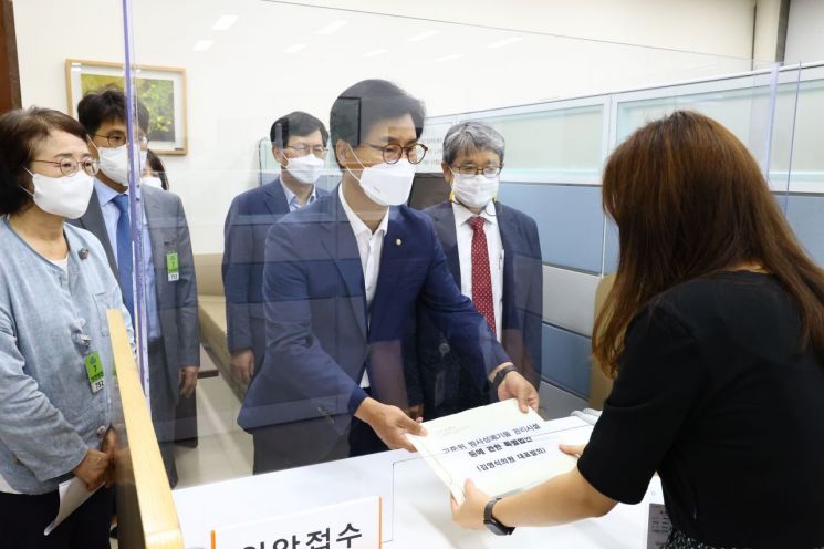 김영식 국민의힘 의원이 '고준위 방사성폐기물 관리시설 등에 관한 특별법안'을 제출하고 있다.