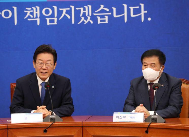 이재명 더불어민주당 신임 당대표가 30일 오전 서울 여의도 국회 대표실을 방문한 이진복 대통령실 정무수석을 접견하고 있다. [이미지출처=연합뉴스]