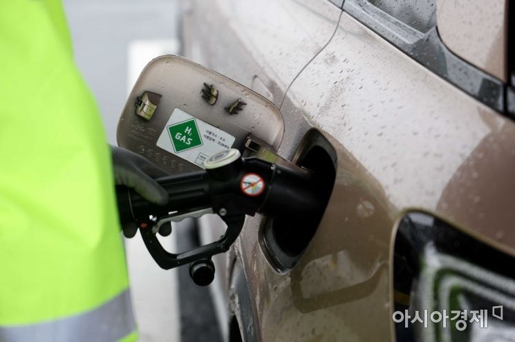 국내 최초 셀프 수소충전소인 인천국제공항 T2 수소충전소에서 관계자가 차량에 수소 충전을 하고 있다. 문호남 기자 munonam@