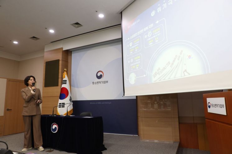 이영 중소벤처기업부 장관이 30일 서울 광화문 정부서울청사에서 열린 취임 100일 기념 기자간담회에서 ‘100일 성과 및 핵심정책 추진전략’을 발표하고 있다.