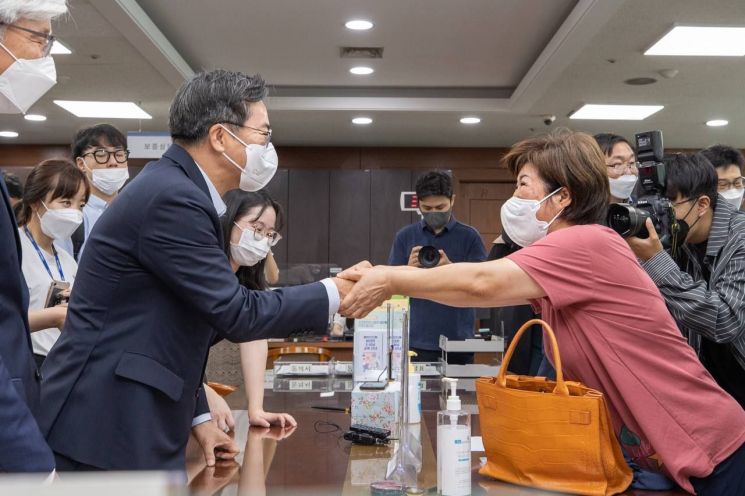 김동연 경기도지사가 30일 옛 경기도청사 인근 카페를 찾아 점주와 반갑게 악수를 하고 있다.