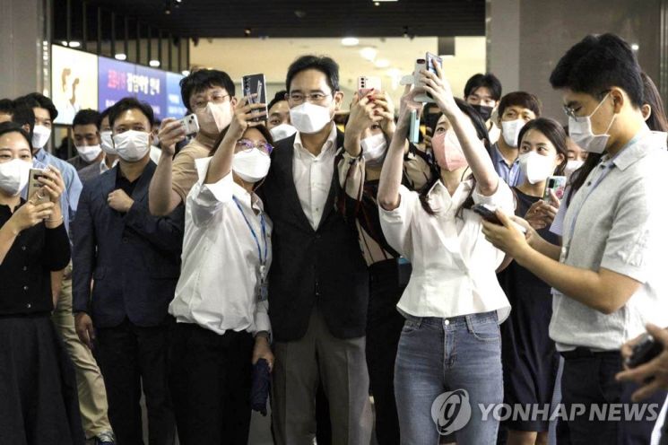 "이재용 부회장과 단독사진 찍겠다" 삼성 직원의 큰소리, 성공했을까