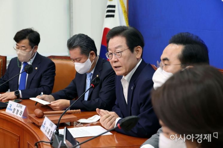 이재명 더불어민주당 대표가 31일 국회에서 열린 최고위원회의에 참석, 모두발언을 하고 있다./윤동주 기자 doso7@