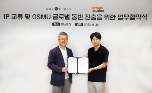 애플리케이션(앱)마켓 원스토어가 글로벌 콘텐츠·테크 기반 기업 테라핀스튜디오와 협력한다고 31일 밝혔다. 왼쪽부터 이재환 원스토어 대표와 유영학 테라핀스튜디오 대표가 지난 30일 원스토어 본사에서 열린 업무협약식에서 기념촬영을 하고 있다. 사진=원스토어