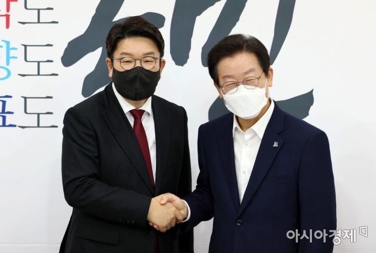 이재명 더불어민주당 신임 대표가 31일 국회에서 권성동 국민의힘 원내대표와 만나 인사를 나누고 있다./윤동주 기자 doso7@
