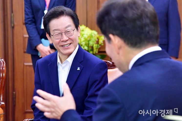 이재명 더불어민주당 신임 대표가 31일 김진표 국회의장을 예방, 환담을 나누고 있다./윤동주 기자 doso7@