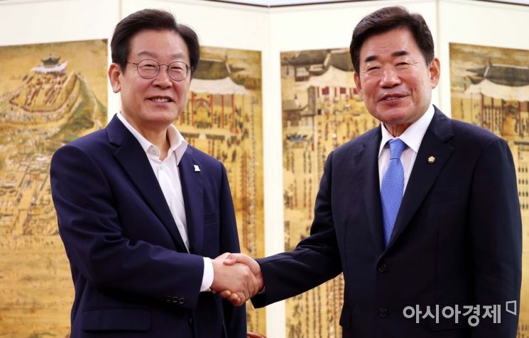 이재명 더불어민주당 신임 대표가 31일 김진표 국회의장을 예방, 인사를 나누고 있다./윤동주 기자 doso7@