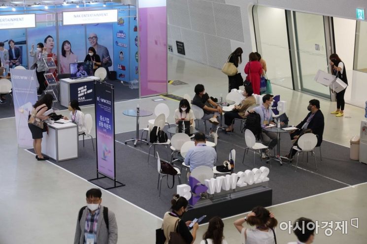 31일 서울 동대문디자인플라자에서 열린 국제방송영상마켓 ‘BCWW(BroadCast WorldWide) 2022’에서 시민들이 부스를 둘러보고 있다. /문호남 기자 munonam@