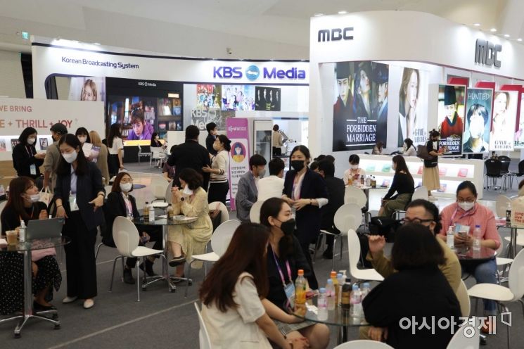 [단독·라임라이트]"넷플릭스 독점 시대 끝나…한국에 또 다른 기회"