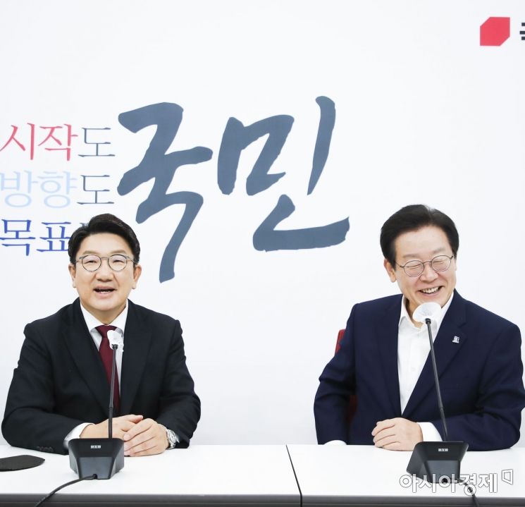 이재명 더불어민주당 신임 대표가 31일 국회에서 권성동 국민의힘 원내대표와 만나 환담을 나누고 있다./윤동주 기자 doso7@