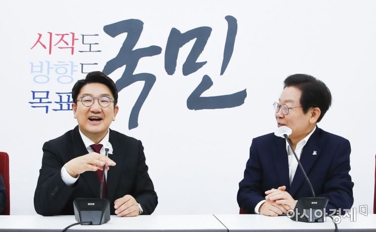 이재명 더불어민주당 신임 대표가 31일 국회에서 권성동 국민의힘 원내대표와 만나 환담을 나누고 있다./윤동주 기자 doso7@