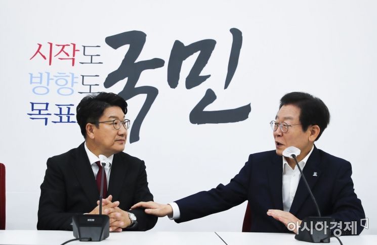 이재명 더불어민주당 신임 대표가 31일 국회에서 권성동 국민의힘 원내대표와 만나 환담을 나누고 있다./윤동주 기자 doso7@
