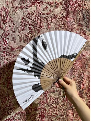 고암(顧菴) 이응노 화백의 대표작 ‘군상’을 바탕으로 제작한 부채. [이미지출처=이응노미술관]