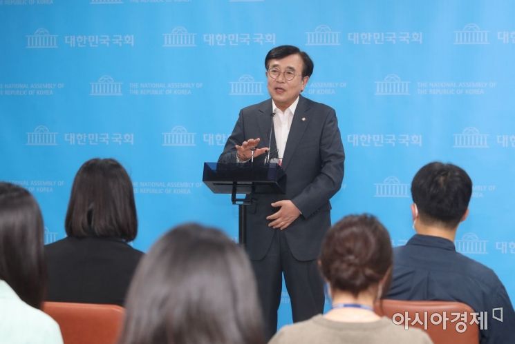 서병수 국민의힘 전국위원회 의장이 31일 국회 소통관에서 전국위원회 의장직 사퇴 기자회견을 갖고 있다./윤동주 기자 doso7@
