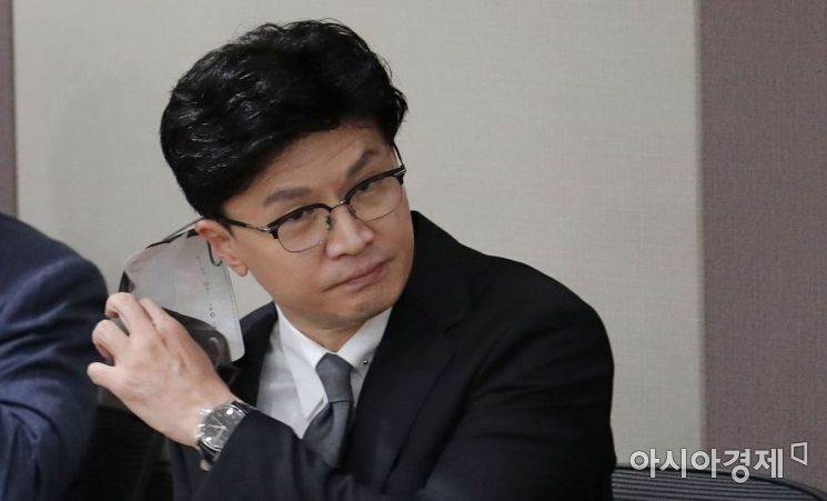 한동훈 법무부 장관이 31일 경기 과천시 법무부청사에서 론스타 국제투자분쟁(ISDS) 사건 판정 관련 브리핑에 앞서 마스크를 벗고 있다./김현민 기자 kimhyun81@