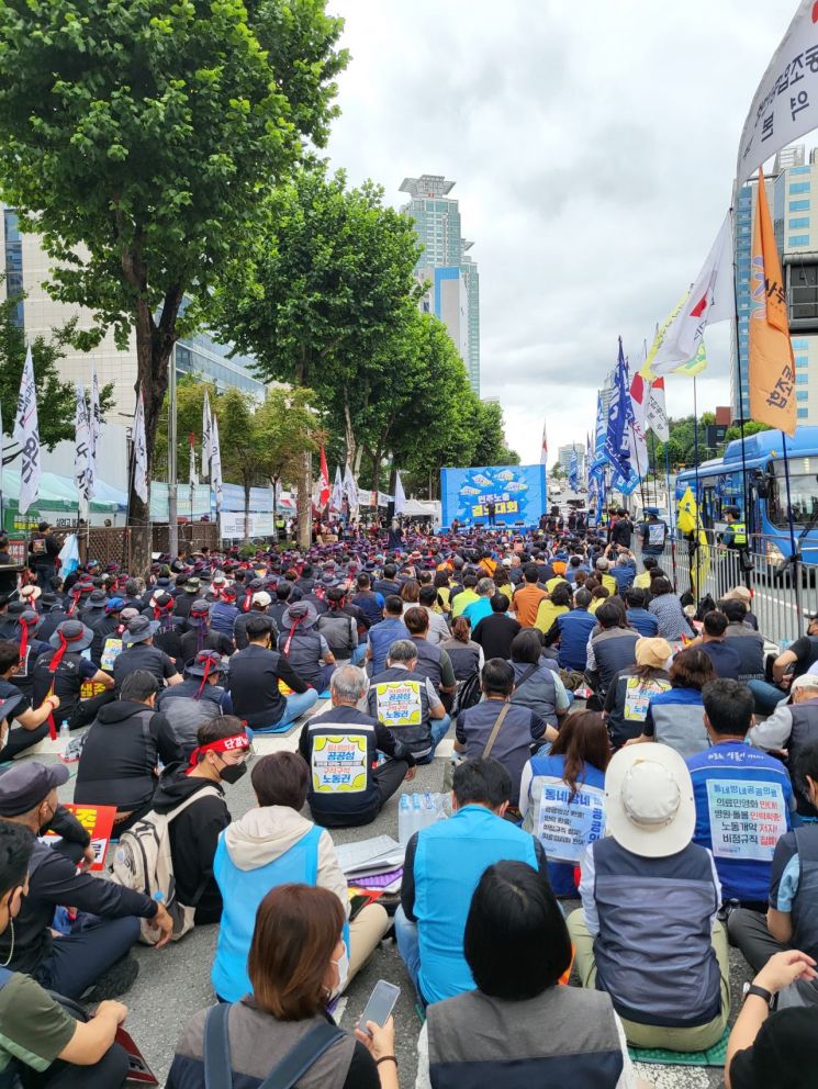 31일 오후 서울 강남구 청담동 하이트진로 본사 앞에서 열린 전국민주노동조합총연맹의 원청 사용자성 인정, 손배가압류 철회, 노조법 개정, 하이트진로 투쟁 승리 민주노총 결의대회에서 조합원들이 현장 발언을 듣고 있다./사진=독자 제공