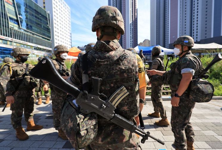 '병사 월급 200만원' 현실화…'병장'에 역전된 '소위' 월급 인상 가능할까