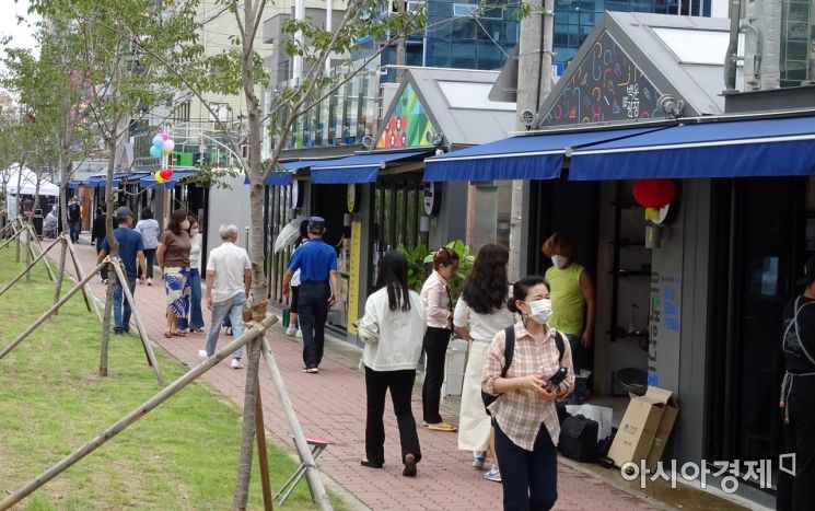 광주광역시 남구가 백운광장 일대에 조성한 '스트리트 푸드존' 운영 첫날인 31일 오후 시민들이 음식점을 구경하고 있다.